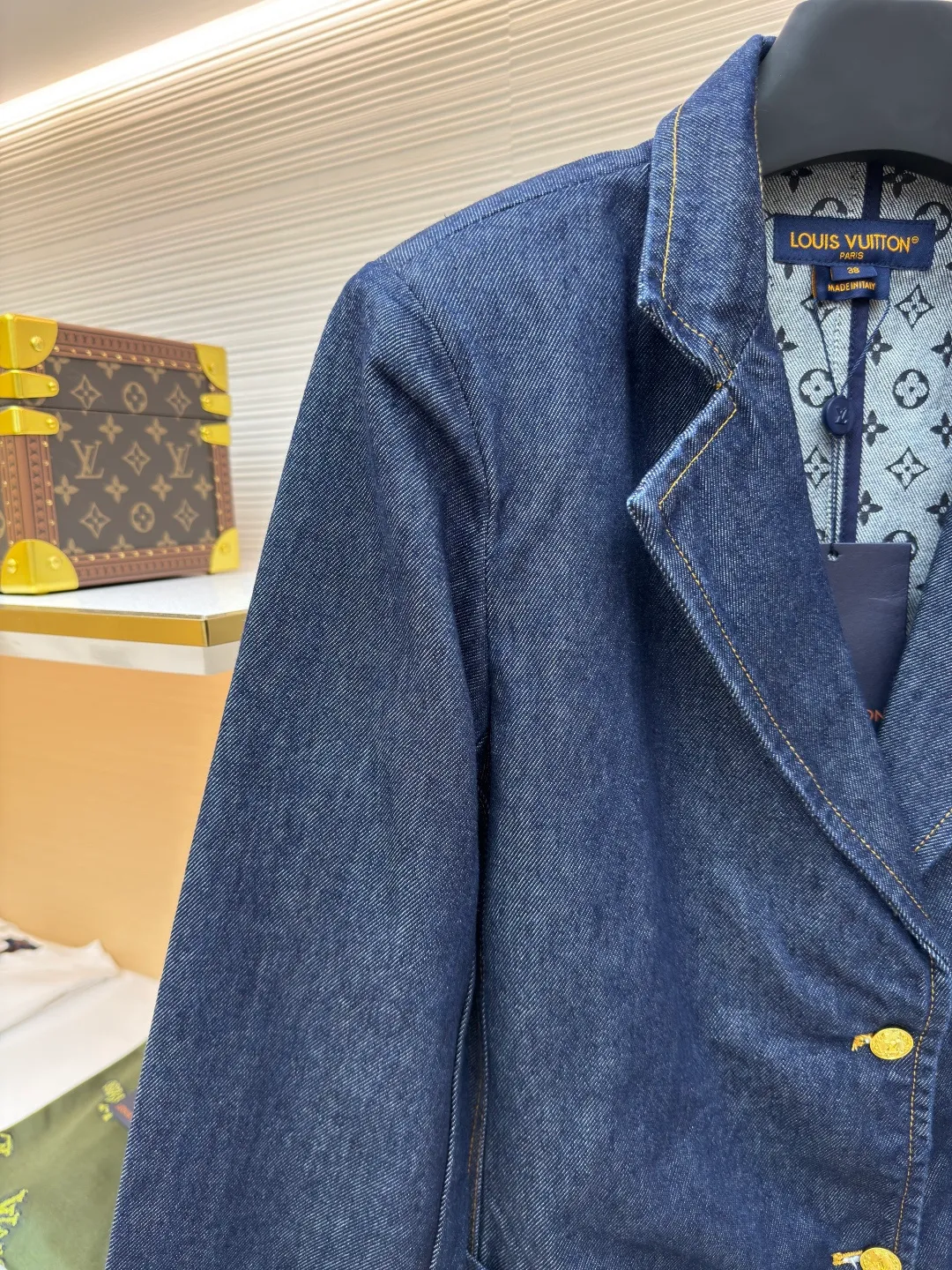 LOUIS VUITTON Dark blue logo cuffed denim jacket [Women's clothing] ●Authentic product: Purchased and developed by 18528 ●Item number: 1680635-B60 ●Fabric: Denim denim ●Technology: Made on positioning cutting machine ●Version: Fitted version ●Weight: about 860 grams ●Size: 36-38-40 ●Description: This mini shorts is cut with seasonal deep-washed denim to create a neat straight fit. Contrasting topstitching outlines the classic structural lines, and the cuffed trousers reveal the Monogram printed lining, upgrading your daily look. The overall wiring is straight and delicate, the fabric is comfortable and soft, and the color is consistent without color difference. It can be matched with the same style to create a fashionable look and control various occasions. Customized accessories, complete with three standards, same style for men and women!